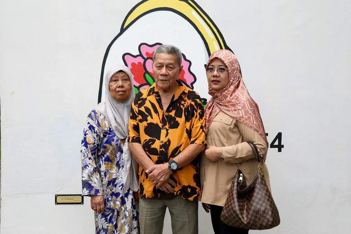 莉娜（Lina Nor，右一）和父母诺丁（Nordin）与阿米娜（Aminah）在马林台巴刹与熟食中心建成时，就一直在那里售卖马来美食。（关俊威摄）