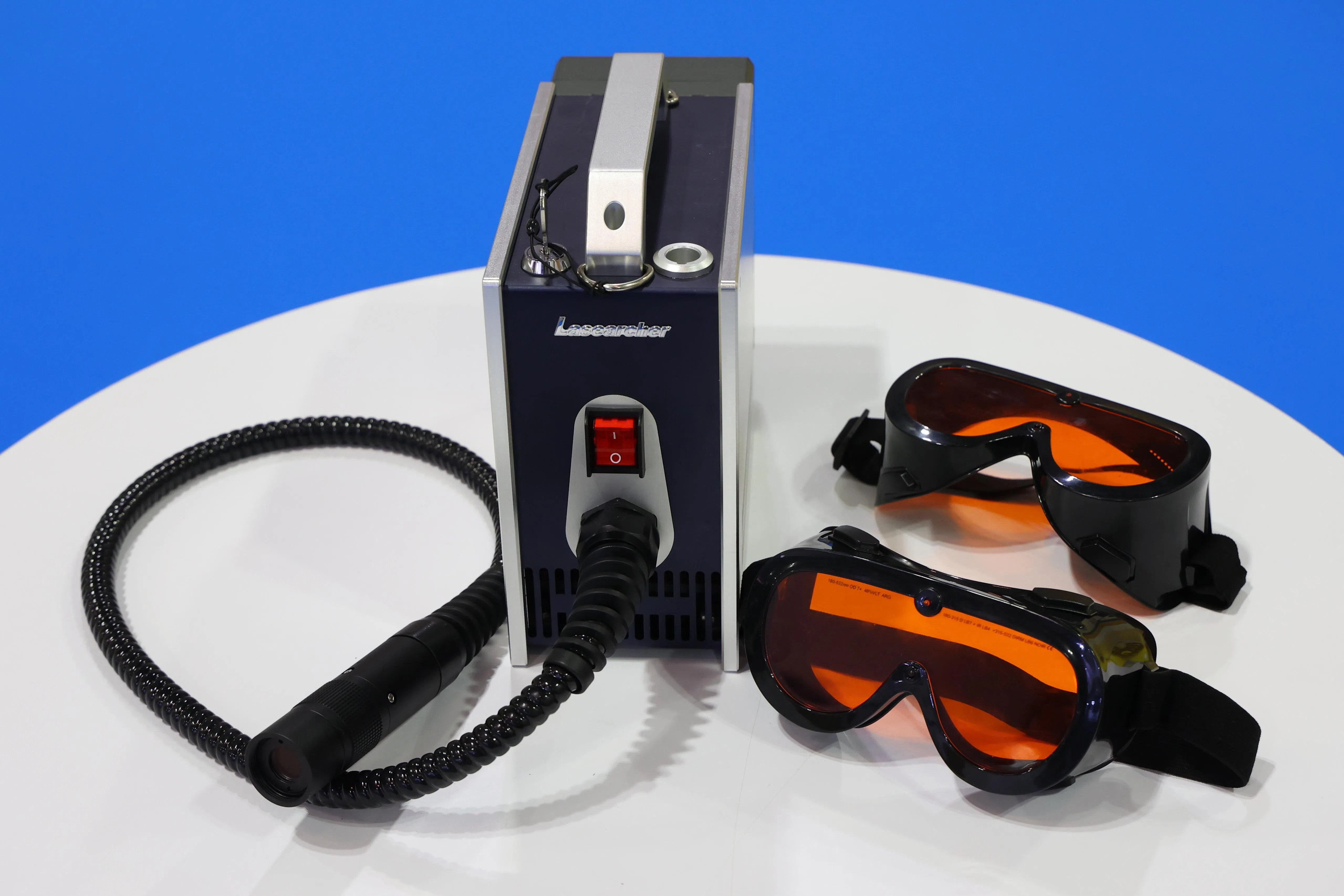 犯罪现场复杂多变，靶向生物痕迹发现仪可精准发现潜在生物痕迹，提高罪案现场的调查效率。（林明顺摄）