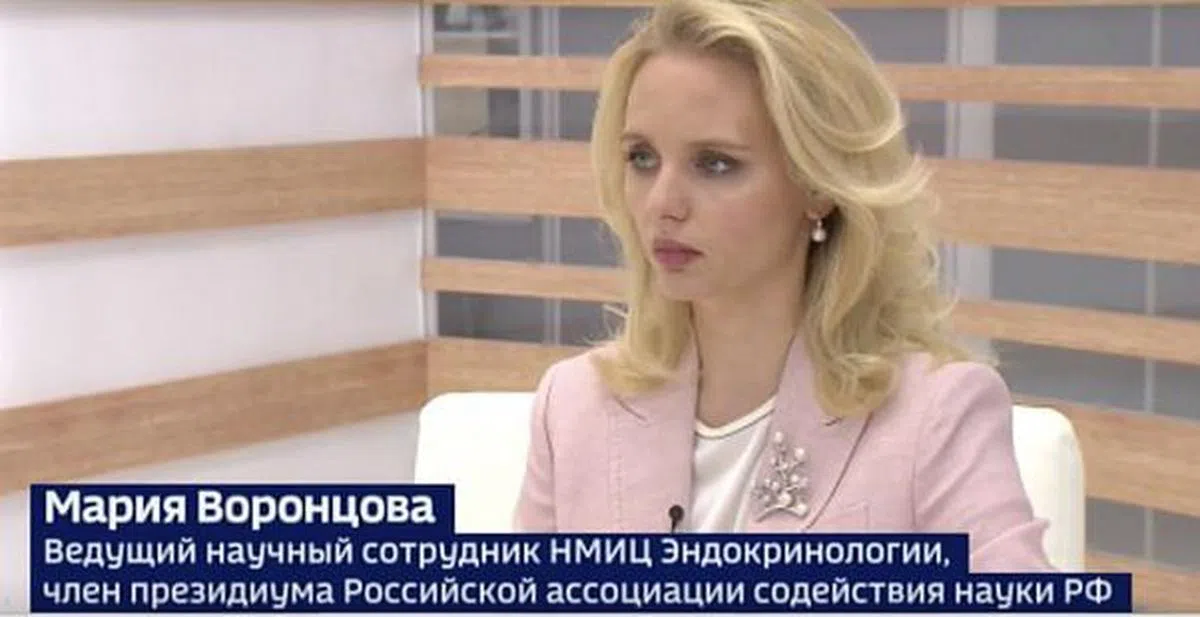 普京长女沃隆佐娃在2015年成为莫斯科医学研究中心的一名博士生，专门研究内分泌系统。（视频截图）