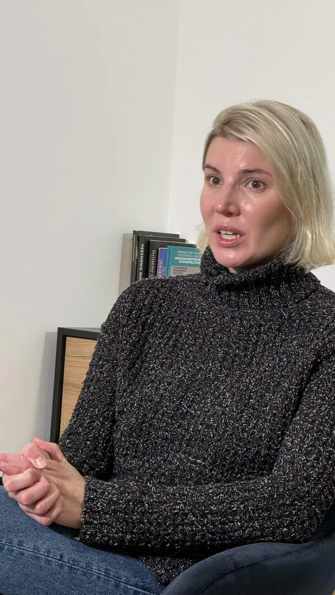 乌克兰文化和信息政策部属下的战略通信与信息安全中心创办人齐布尔斯卡（Liubov Tsybulska）说，有人冒充乌克兰人在TikTok发布视频，给青年男子提供逃避征兵的贴士，还有人发布壮丁在街上被强行征召入伍的视频。（沈泽玮摄）