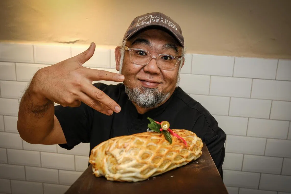 Greenwood Fish Market餐馆老板利晋文认为三文鱼、菠菜和酥皮的搭配很契合。（曾坤顺摄）