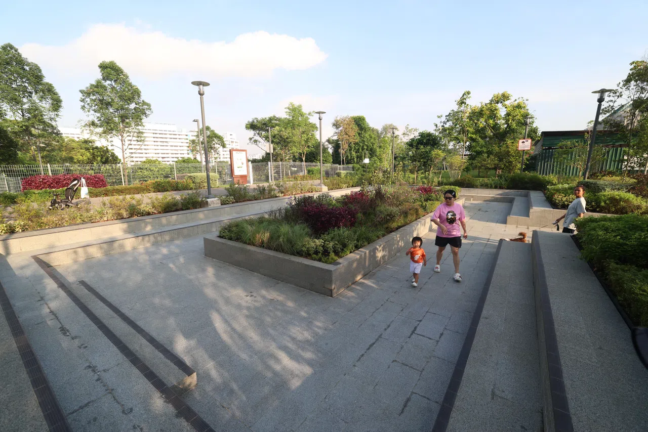 下沉式花园（Sunken Garden）原是英军在二战后建造的游泳池。当局建造花园时，保留泳池的主体结构，并增设阶梯式座位，供访客放松休憩。（郑一鸣摄）