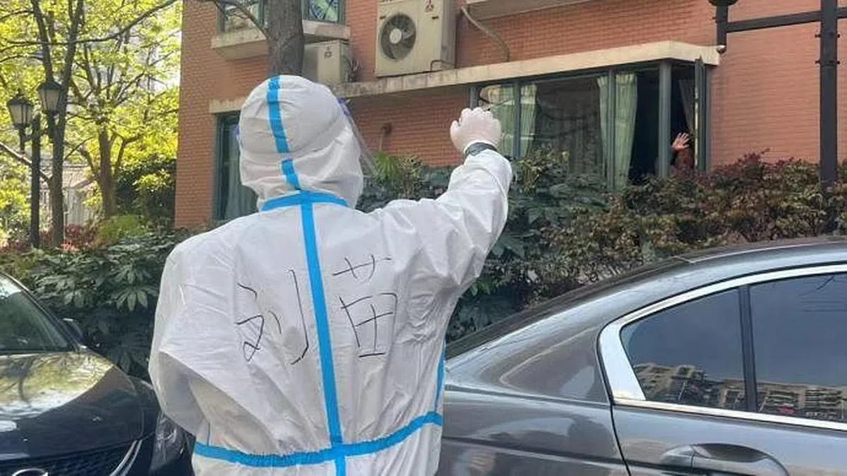 刘苗工作时的背影。（互联网）