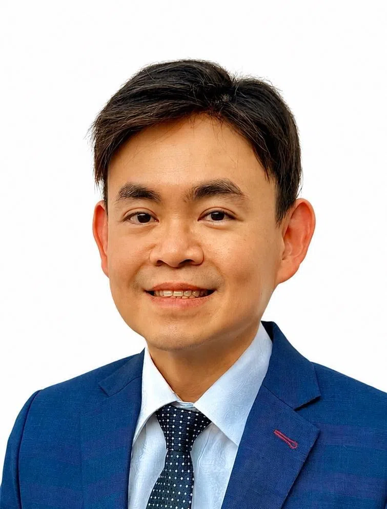 黄宗仁医生说，许多长者最怕的并非疼痛本身，而是失去独立生活能力。（邱德拔医院提供）