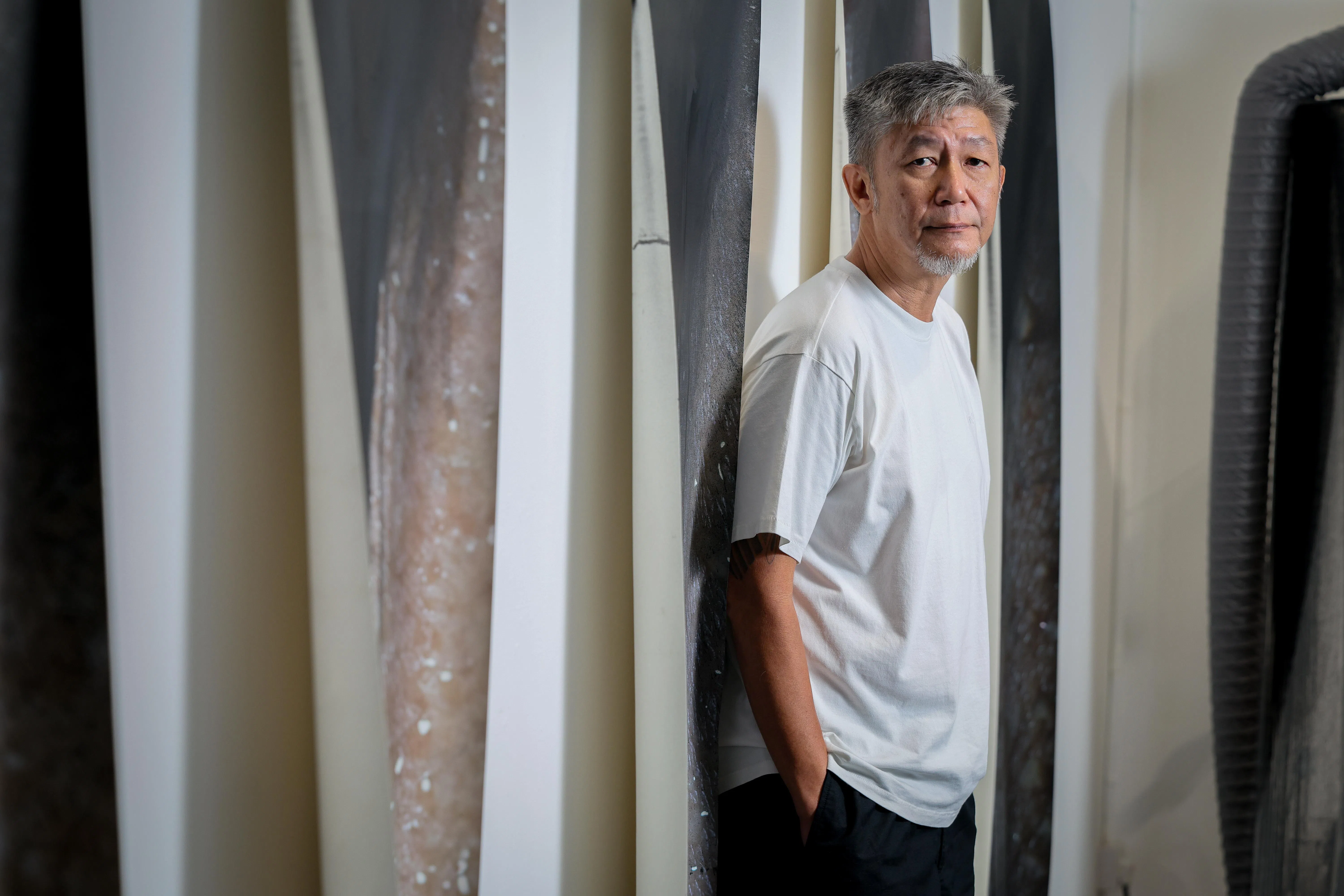 新加坡当代艺术家陈志伟在加基武吉一带的工作室，与在南洋理工大学当代艺术中心驻地的项目《岡九四二零》合影。（龙国雄摄）