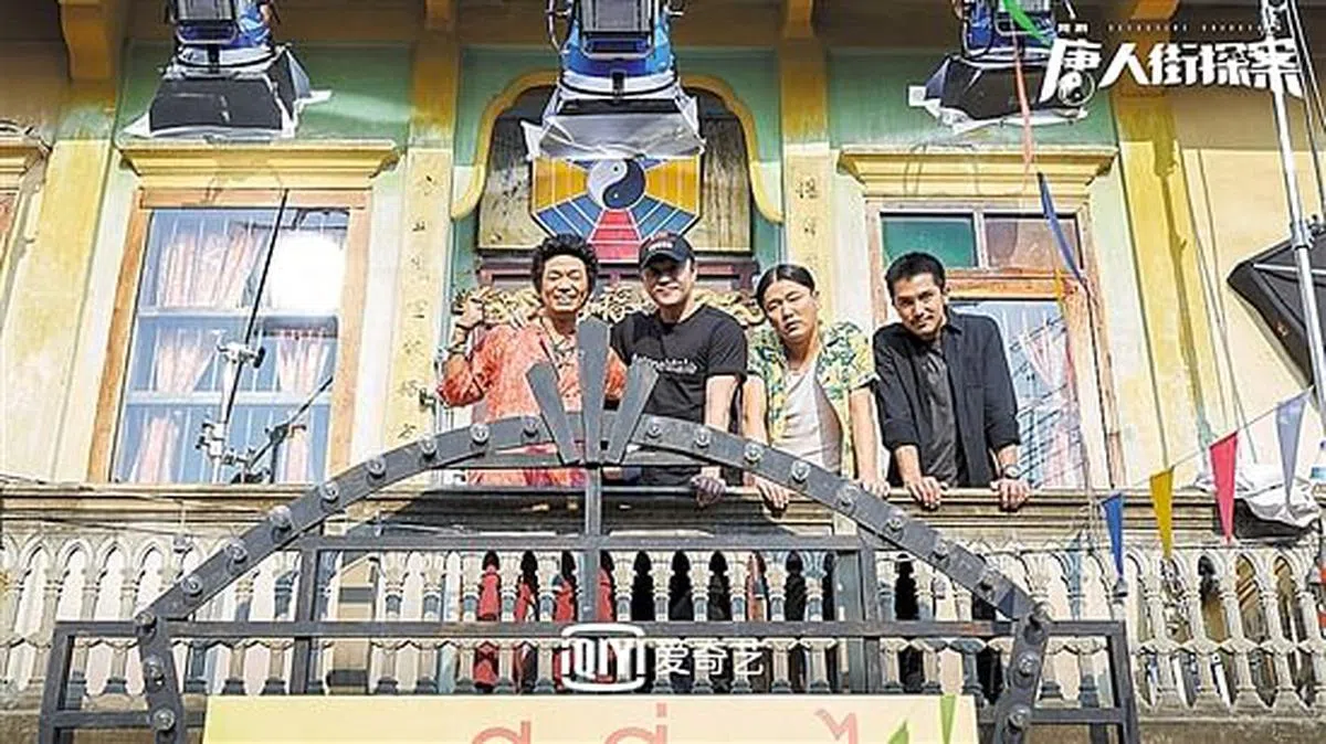 陈思诚（左二）导演的网剧《唐人街探案》，找来王宝强（左一）客串，邱泽（右一）任男主角。（官网）