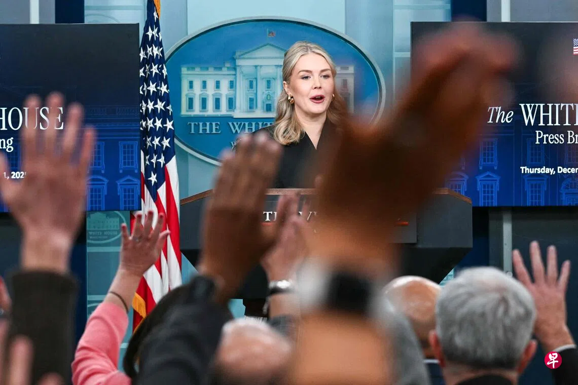 白宫发言人莱维特（图）星期四（12月11日）说，美国总统特朗普能与中国保持“良好的工作关系”，并与日本维持“非常牢固的同盟关系”。 （法新社）