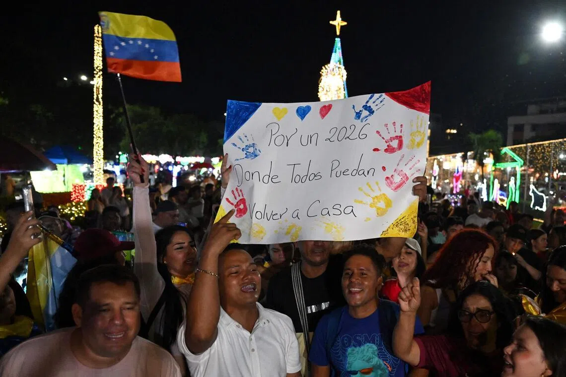 1月3日，在美军抓获委内瑞拉总统马杜罗后，居住在哥伦比亚的委内瑞拉人在首都库库塔庆祝。（法新社）