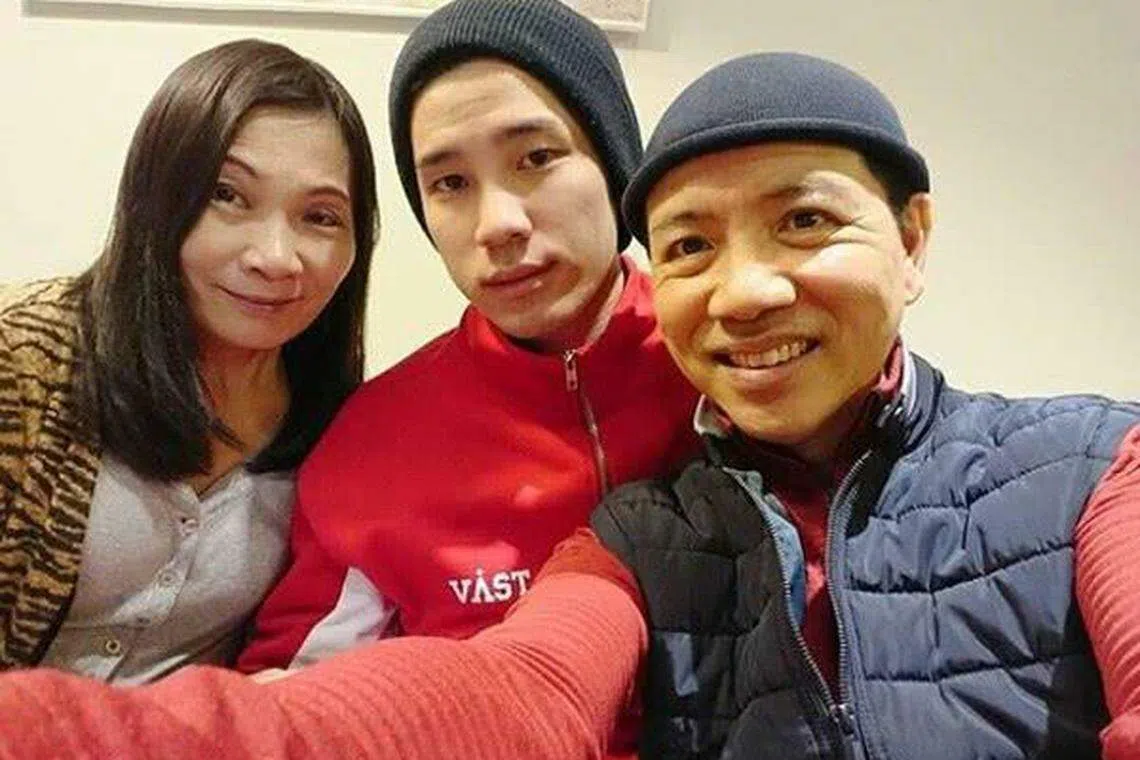 陈锐（中）与父母合影。（互联网）