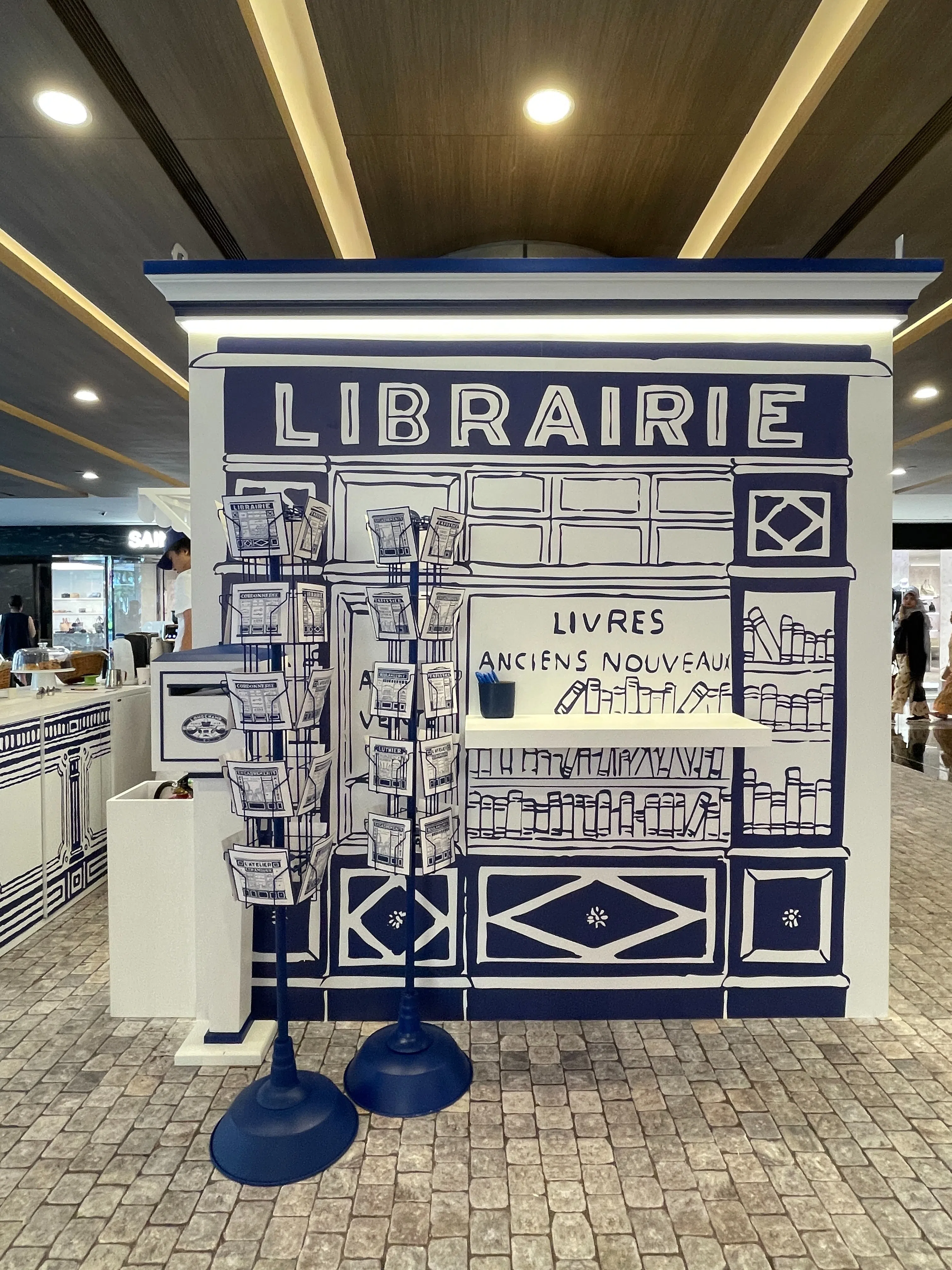 Longchamp位于百利宫的书店展示九款明信片，公众能选用书写邮寄。（林方伟摄）