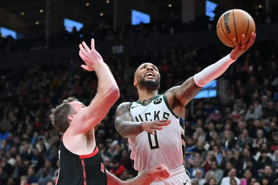 公鹿后卫利拉德（右）在对猛禽的比赛中豪取37分。（路透社）