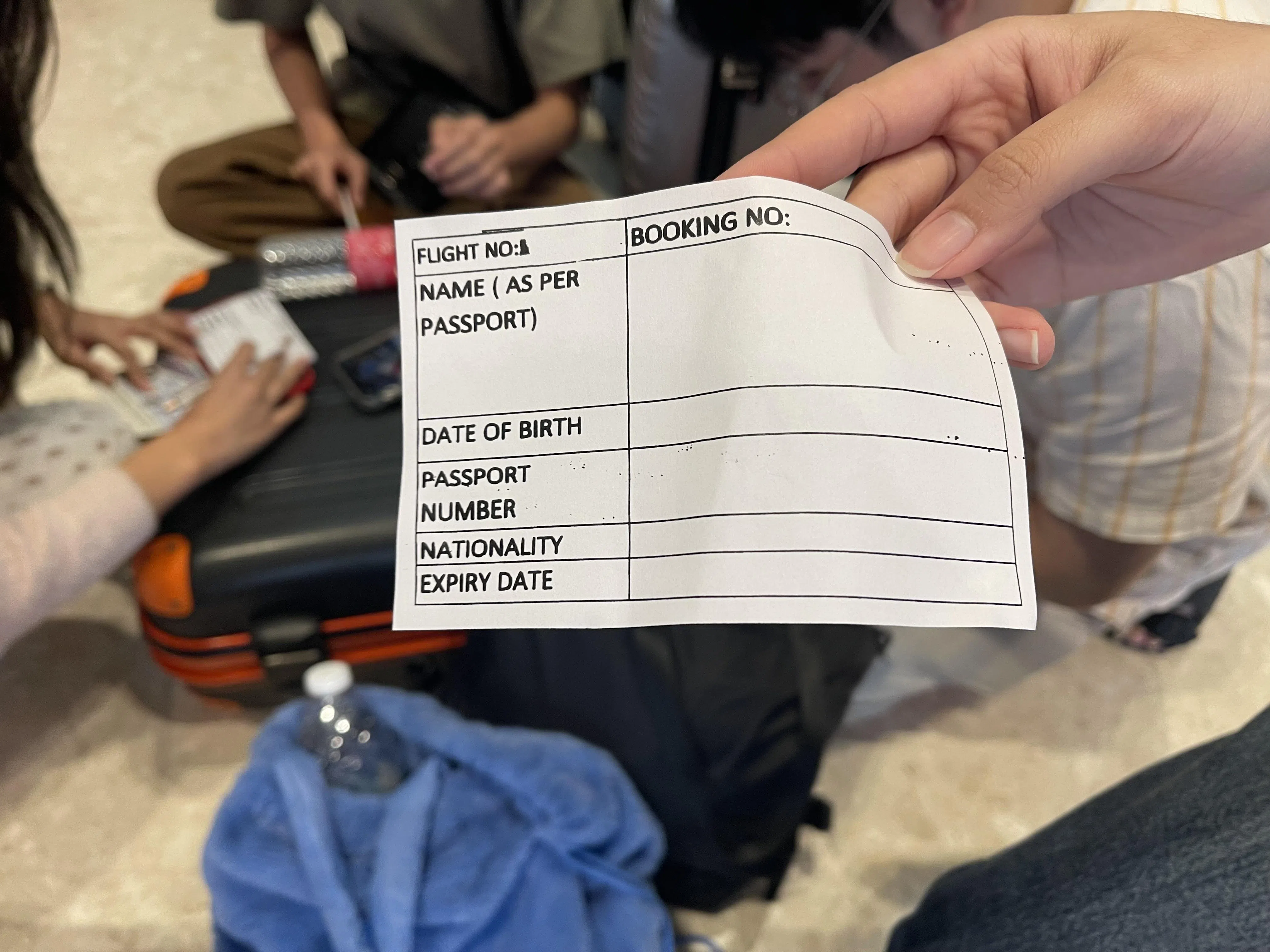 亚洲航空让旅客填写个人资料。（郑智浩摄）