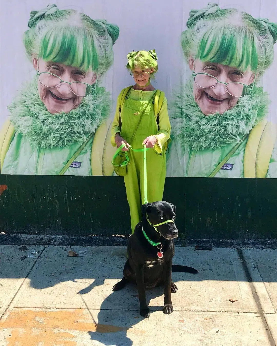 伊丽莎白·甜心坚持全身绿色打扮，人称“绿色女士”。（互联网）