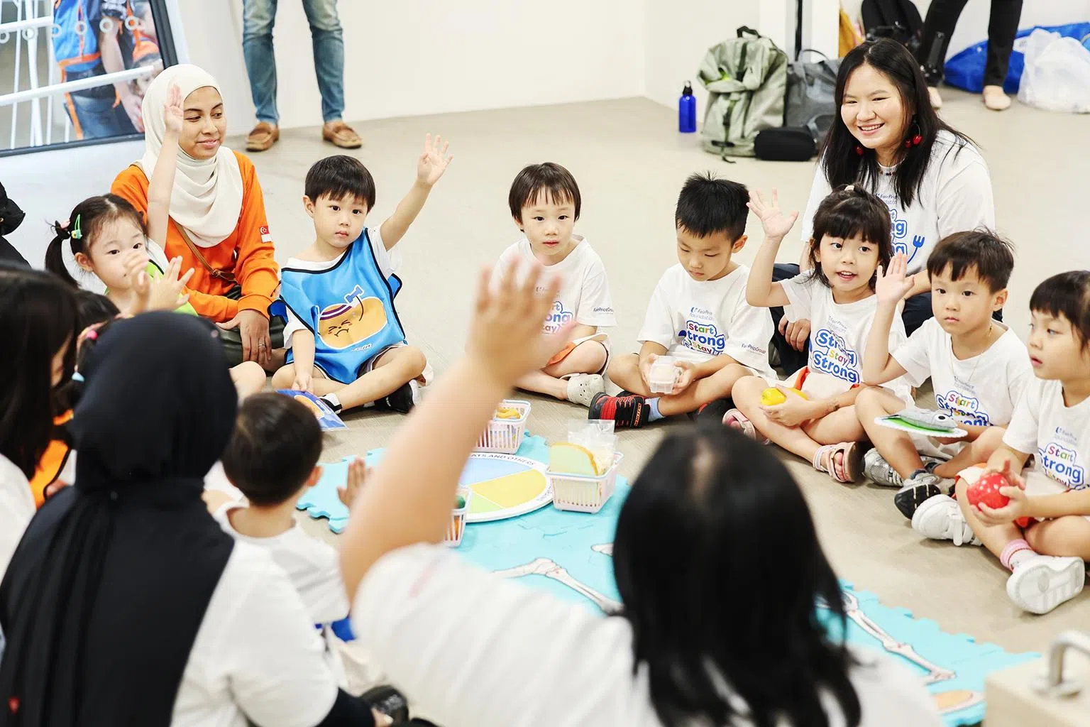 在寓教于乐的课堂中，孩子透过提问与实物教具，理解营养与身体健康之间的关系。（平价集团提供）