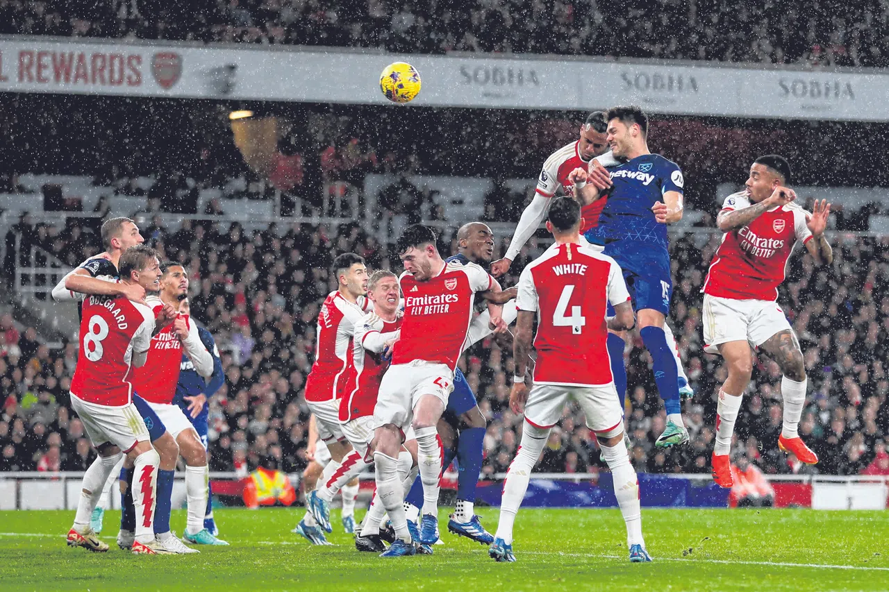 西哈姆后卫马夫罗帕诺斯（蓝衣）头球破门，将比分扩大至2比0。（法新社）