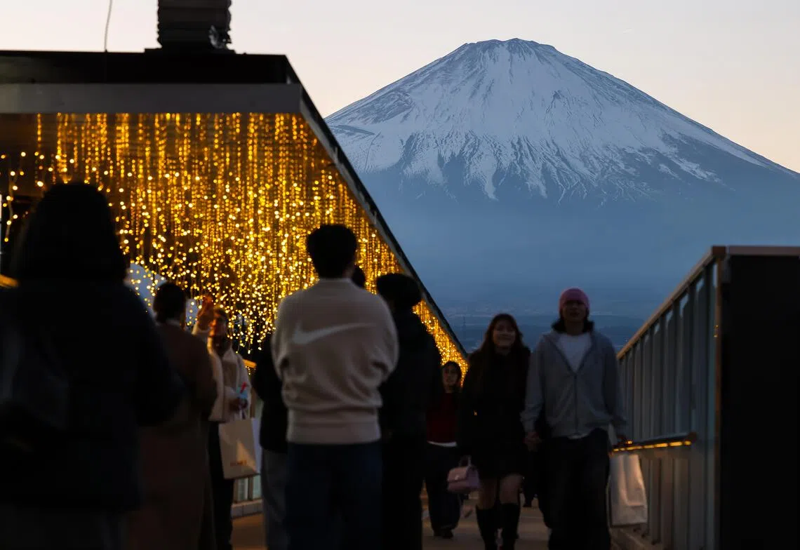 日本富士山迎来初雪 比往年迟28天