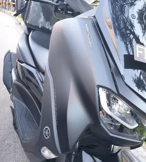 36岁的骑士摔下车，右手、左膝和右大腿都有伤，电单车也受损，花了2500元维修。（法庭文件）