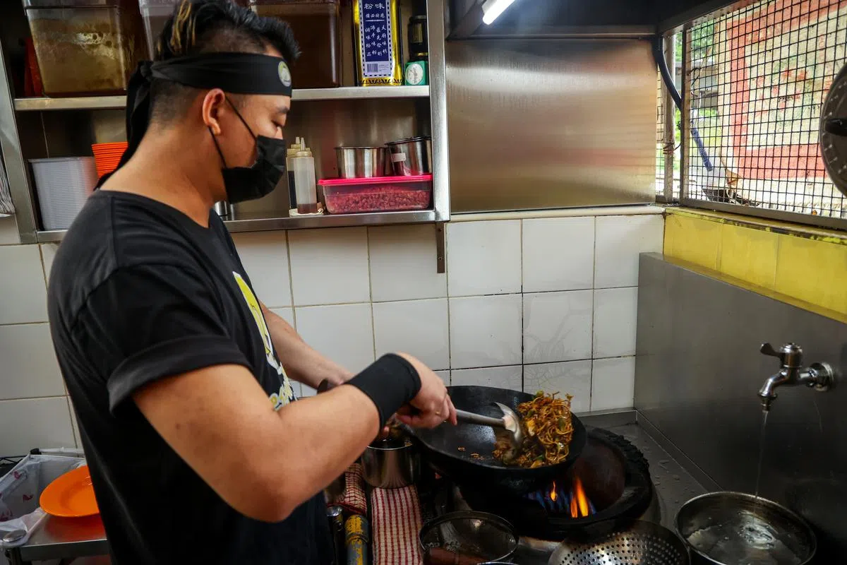 别看这家肥仔怡保炒粉的摊主年纪轻轻，架势十足之外食物也非常棒哦。（摄影 / 叶振忠）