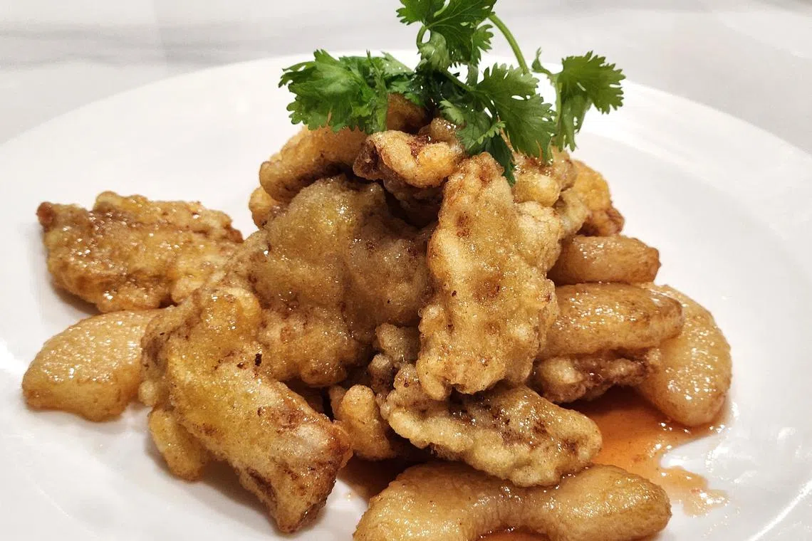 万家福的哈尔滨凤梨锅包肉是东北菜和南洋凤梨片的结合。（陈爱薇摄）