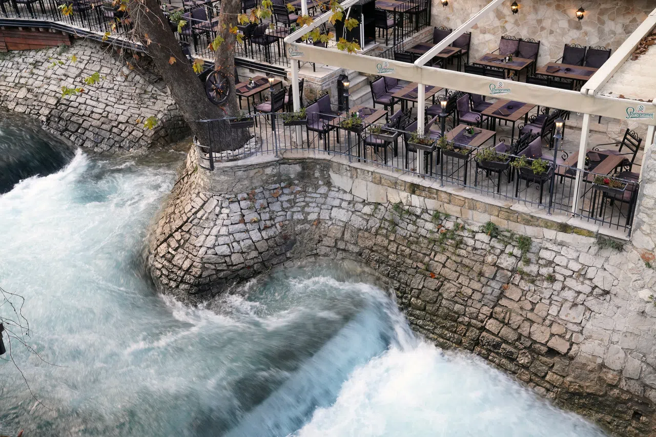 弯桥周围有许多餐馆、咖啡馆，适合喜欢幽静环境的人。（林典民摄）