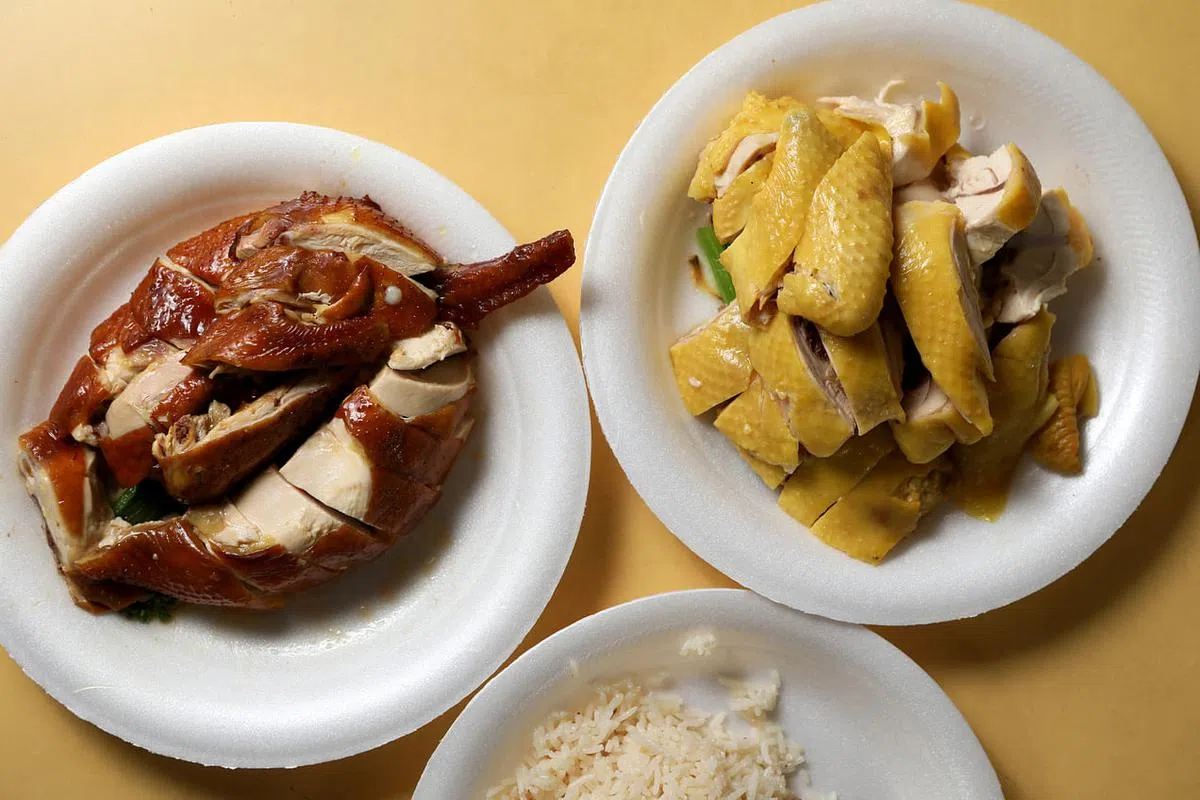 元朗油鸡博士专卖正宗港式油鸡及自创的咸鸡。（龙国雄摄）