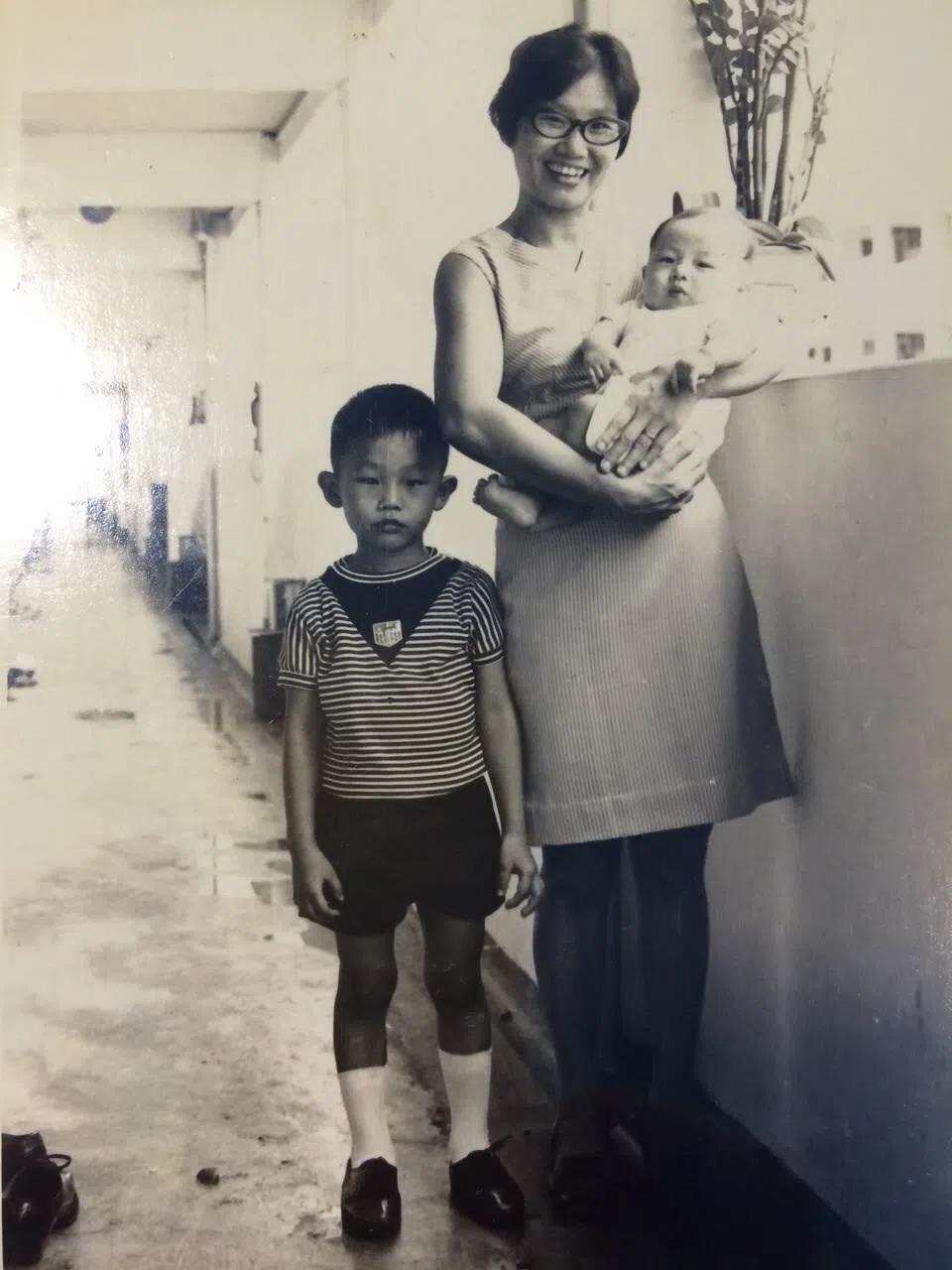 王乙康的母亲黄树兰曾在两所华校教数学。图为王乙康婴儿时期与母亲和哥哥的合照。（取自王乙康脸书）