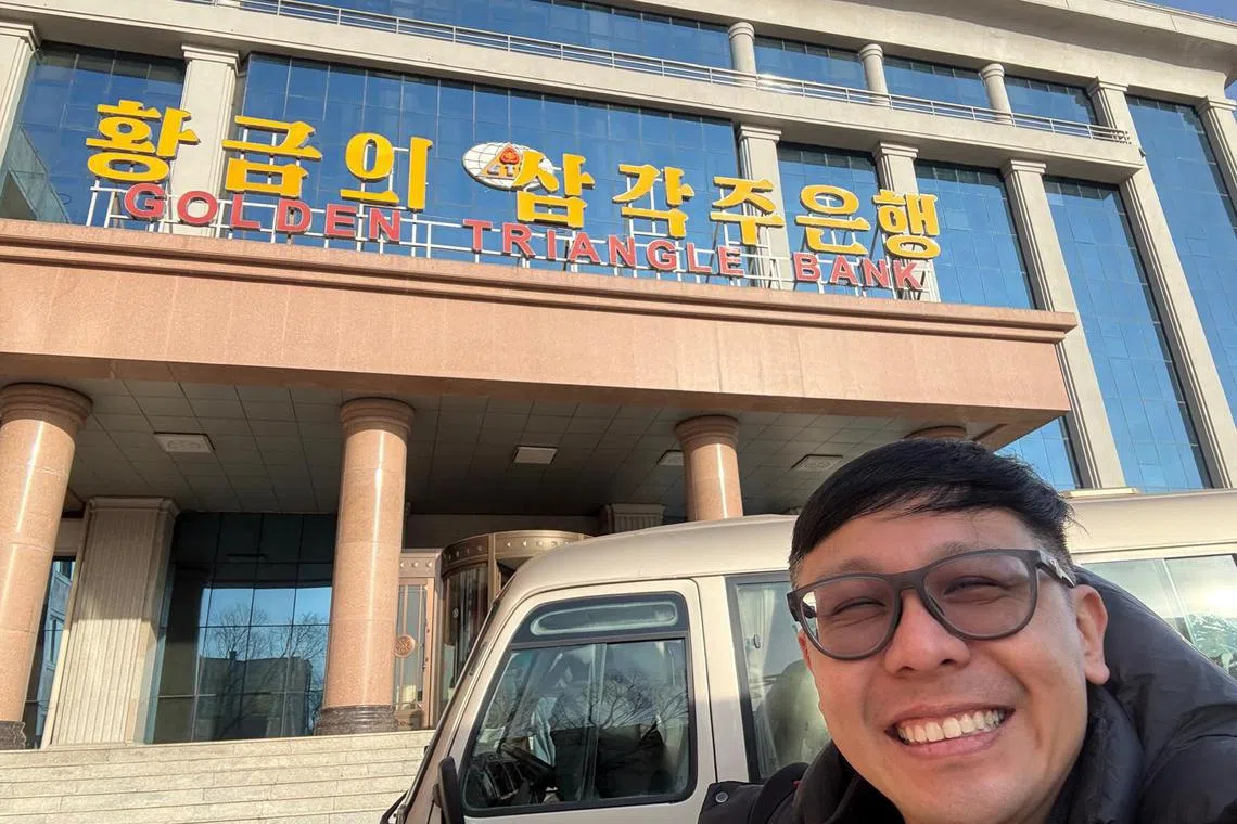 刘保罗参观朝鲜金三角银行时，在那里开了个银行户头，存入五元人民币。（受访者提供）