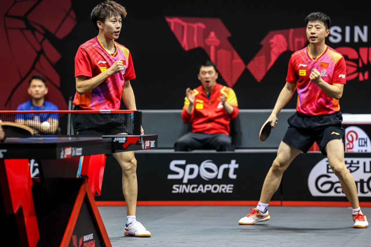 时隔四年再度组队参赛，马龙（右）和林高远晋级男双八强。（关俊威摄）