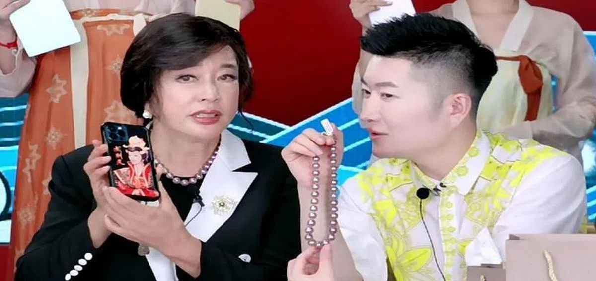 刘晓庆（左）开直播带货。（视频截图）