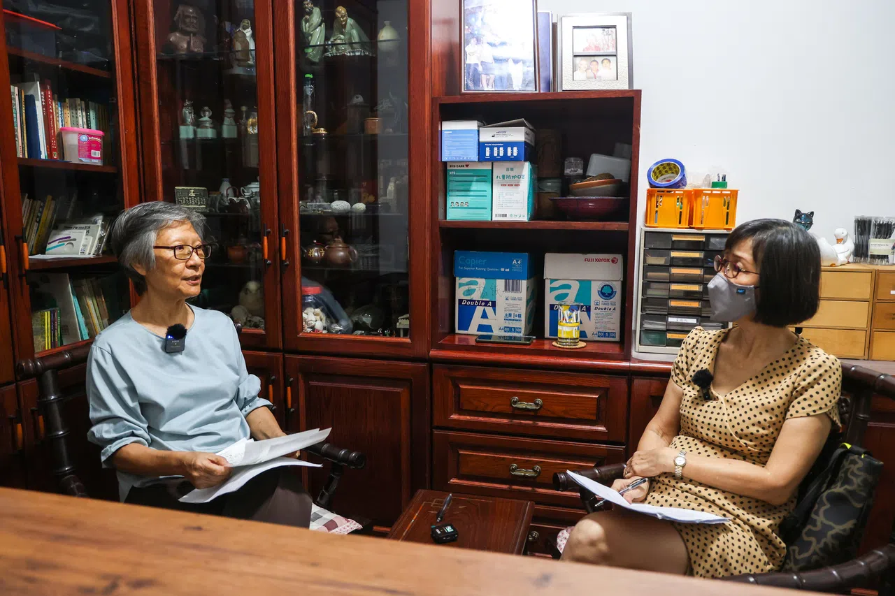 2022年6月17日，王爱菊（左）在家中接受莫美颜录音访谈。（白艳琳摄）