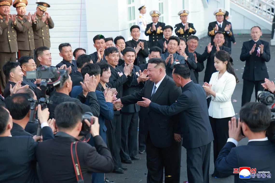 4月25日，金正恩的女儿金珠爱（白色上衣）随金正恩出席新型多用途驱逐舰的下水仪式。（路透社）