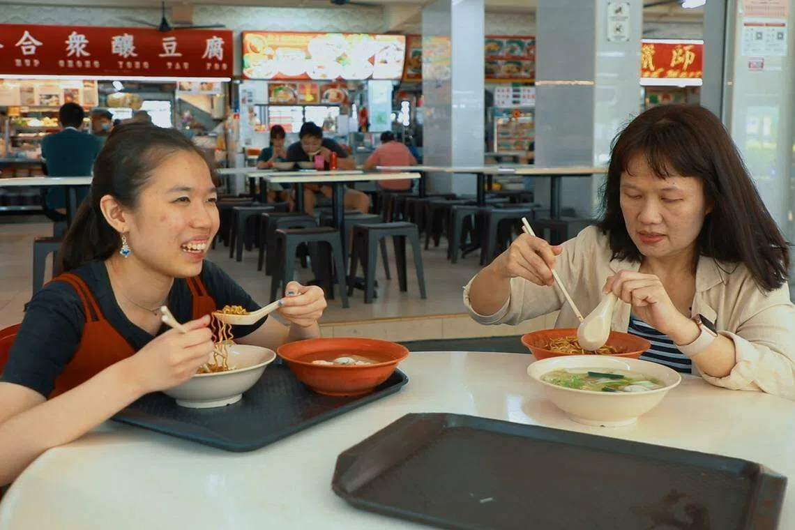 家人一直以来的支持帮助伍靖敏勇敢面对焦虑问题。（视频截图）