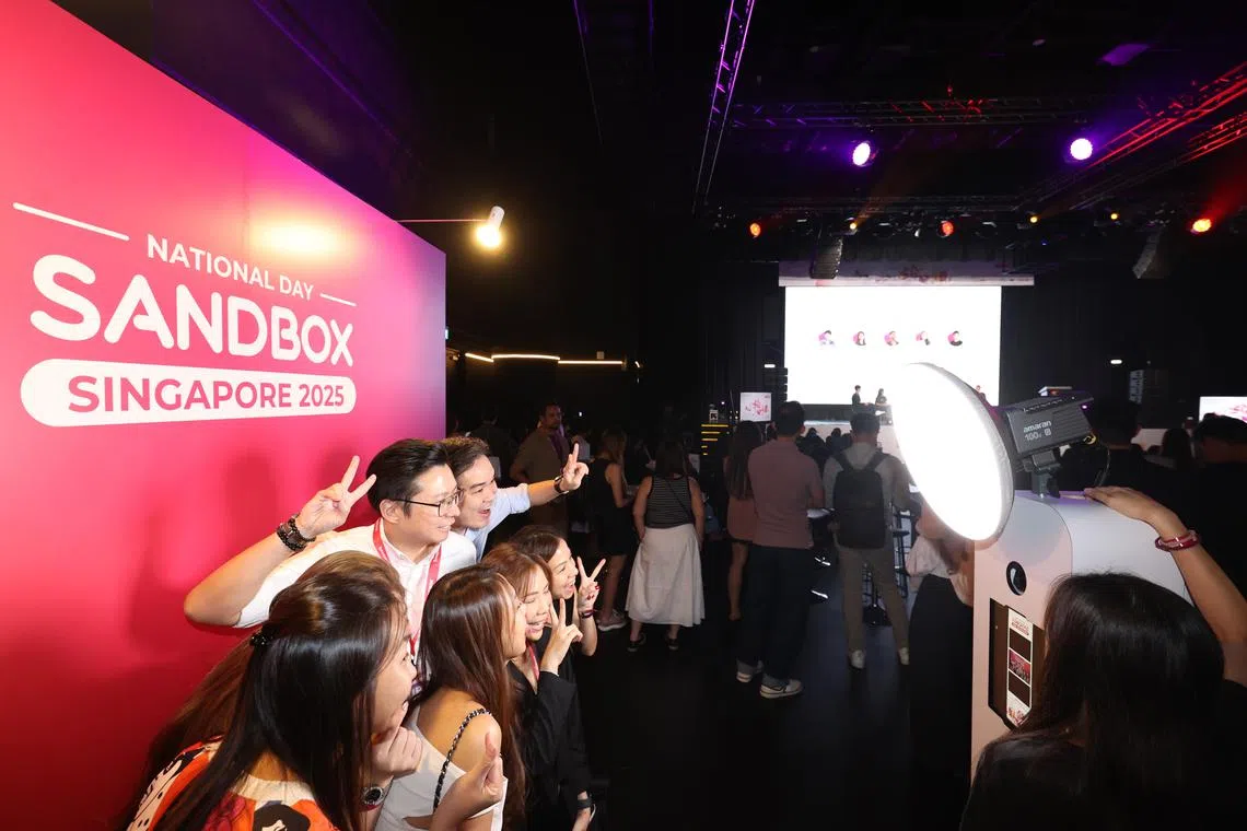 2025年Sandbox青年节上，Invade总裁张添豪（右二）与年轻人合照。（何家俊摄）