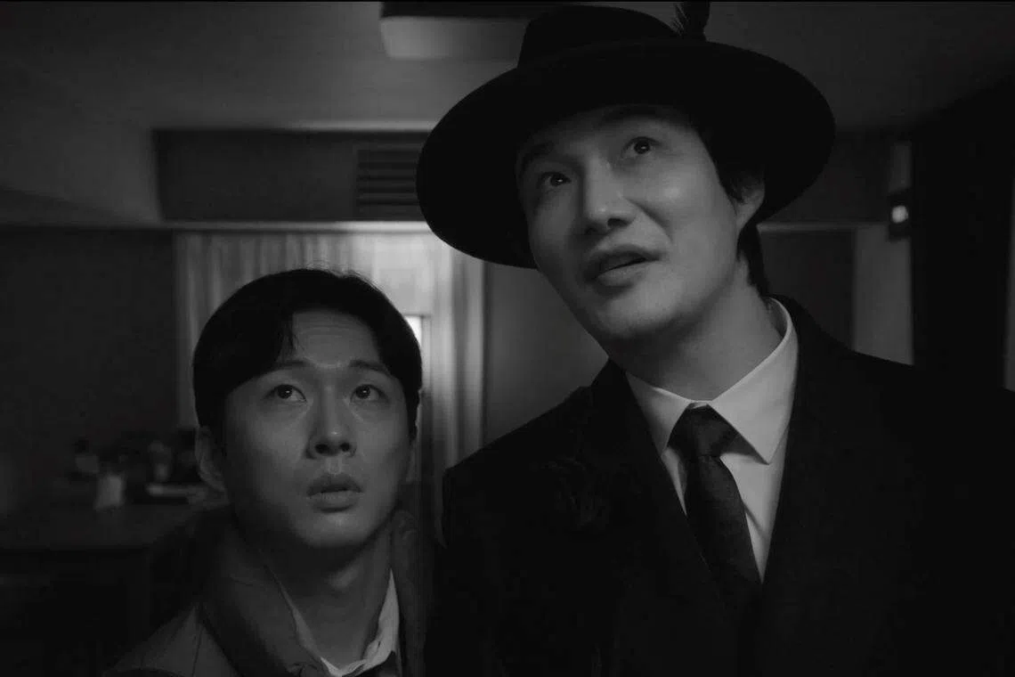 片中的主人翁是中产阶级的一份子，而他无法隐藏对于底层人民鄙夷恐惧交织的情感。（电影《房客》影片截图）