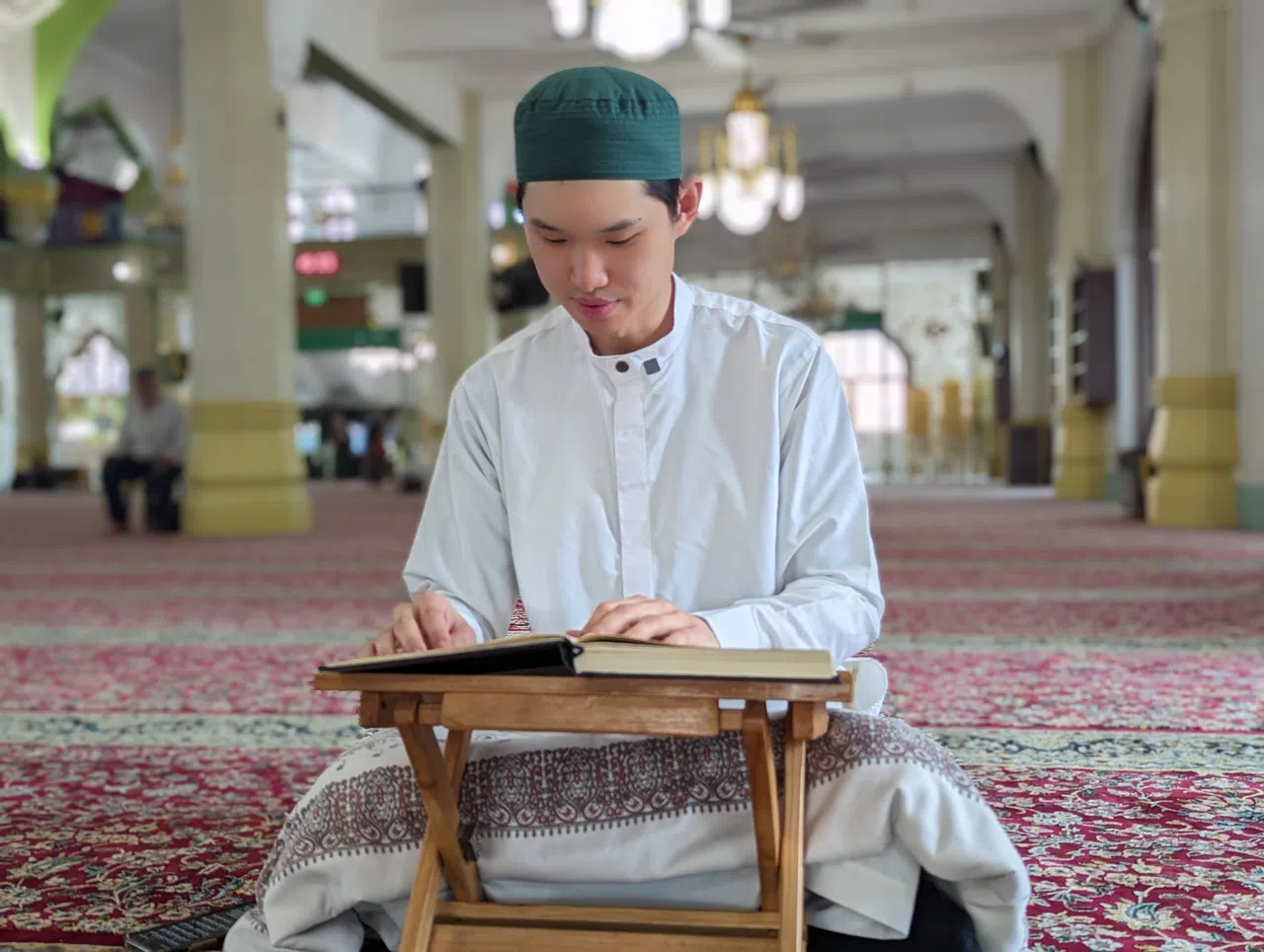 罗伟胜皈依后认真学习阿拉伯文，希望能以原文阅读可兰经。（杨雯婷摄）