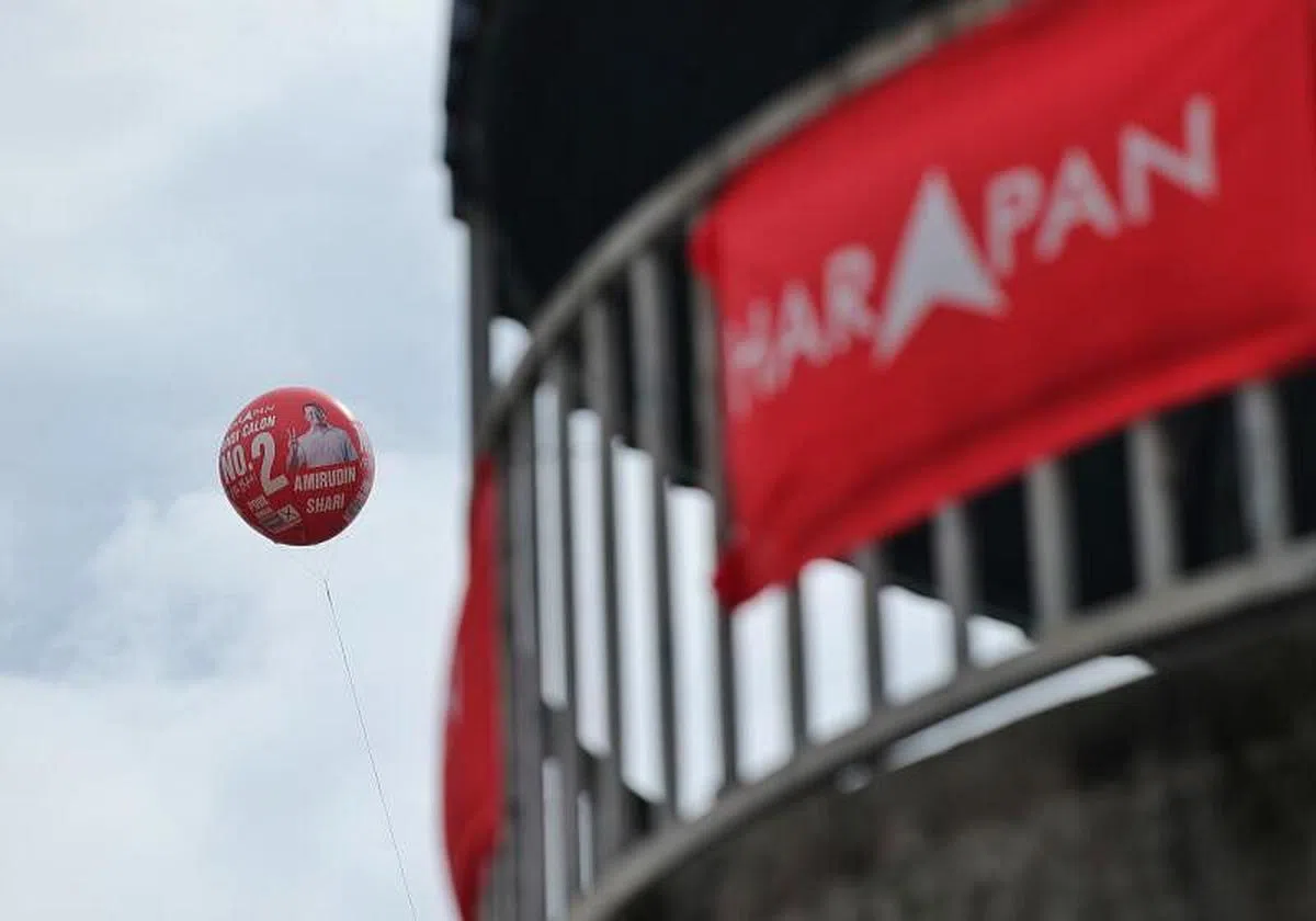 雪州大臣兼公正党鹅唛国席候选人阿米鲁丁，出动热气球拉票，这与众不同的宣传品高挂在他的竞选办公室上方，非常显眼。（谢智扬摄）