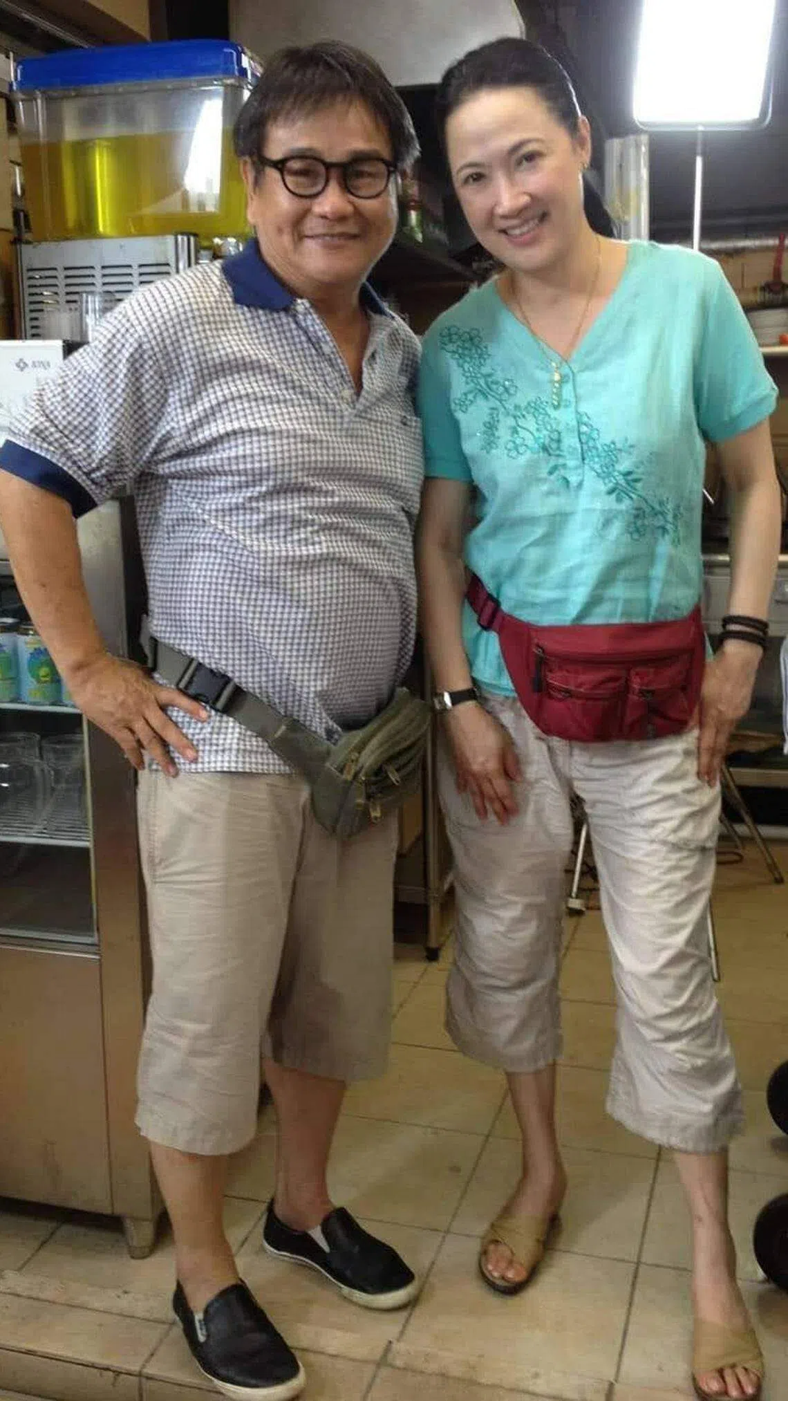 池素宝（左）多年前与洪慧芳合作演戏，当时他的身材还是圆滚滚。（受访者提供）