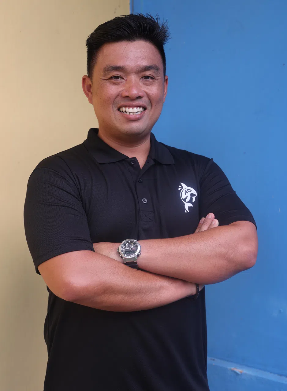 ADswimclinic创办人陈伟明说：“在空军10年服役期满的时候，我面临职业转换。我想，我热爱游泳，也喜欢教别人游，不如就把它当成我的事业。”（邬福梁摄）