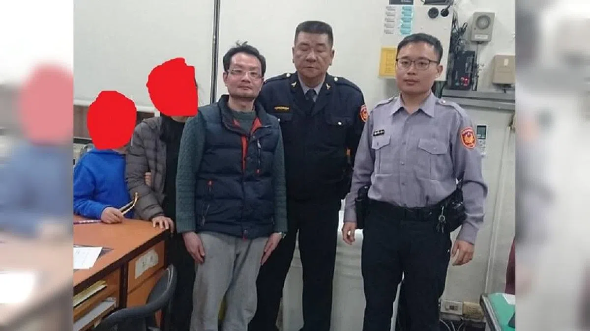 在街上走失的蔡伯羌（左）被民众找到，并送到警察局。（互联网）