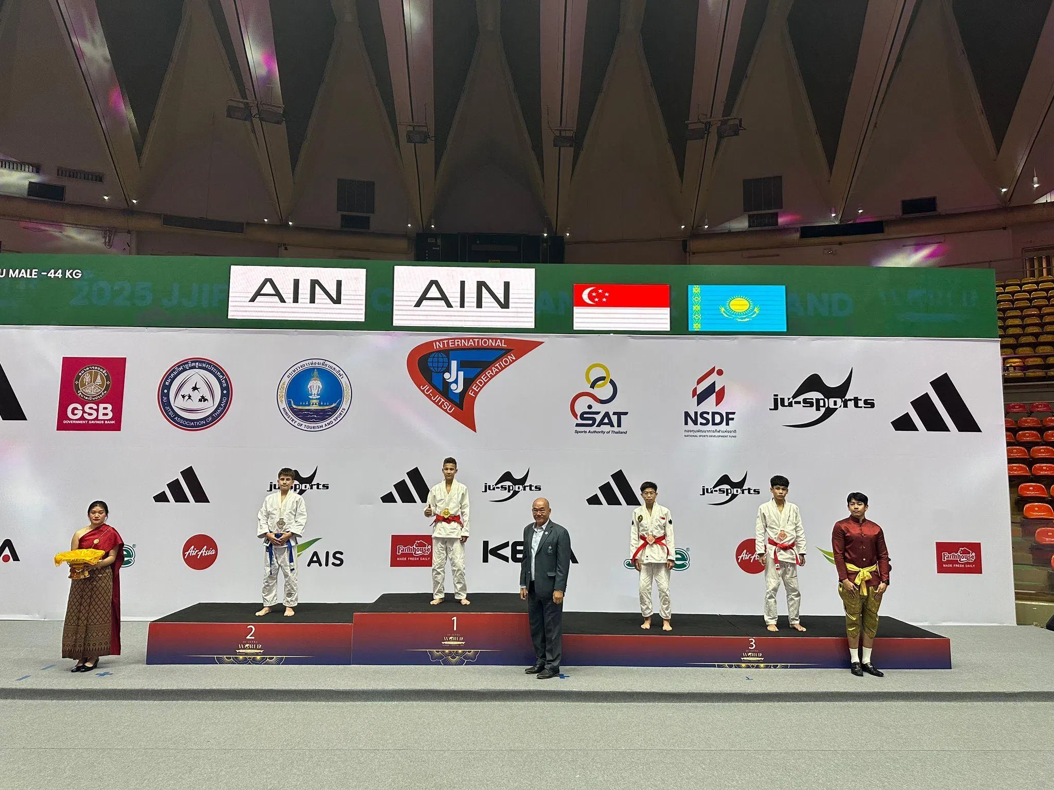 柯军赫（右二）第一次参加世界大赛就摘下铜牌，是我国的后期之秀。（法比奥教练提供）