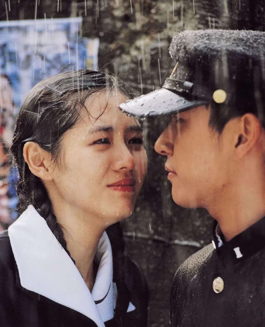 孙艺真（左）2003年经典电影《不可不信缘》将在*SCAPE露天广场放映。（新加坡电影协会提供）