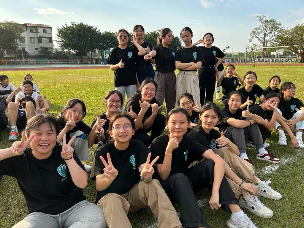 立化学生在撕名牌活动中的短暂休息。（正心中学提供）