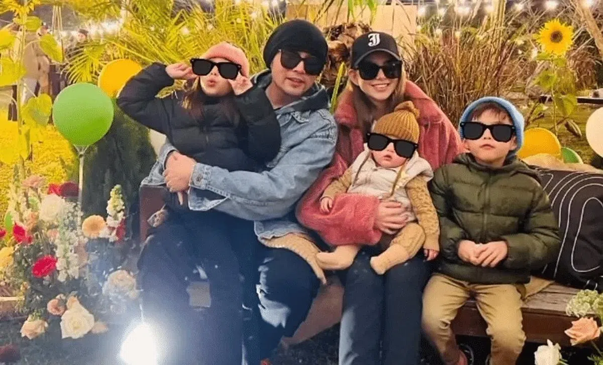 周杰伦、昆凌，以及三个宝贝孩子的正面照。（互联网）