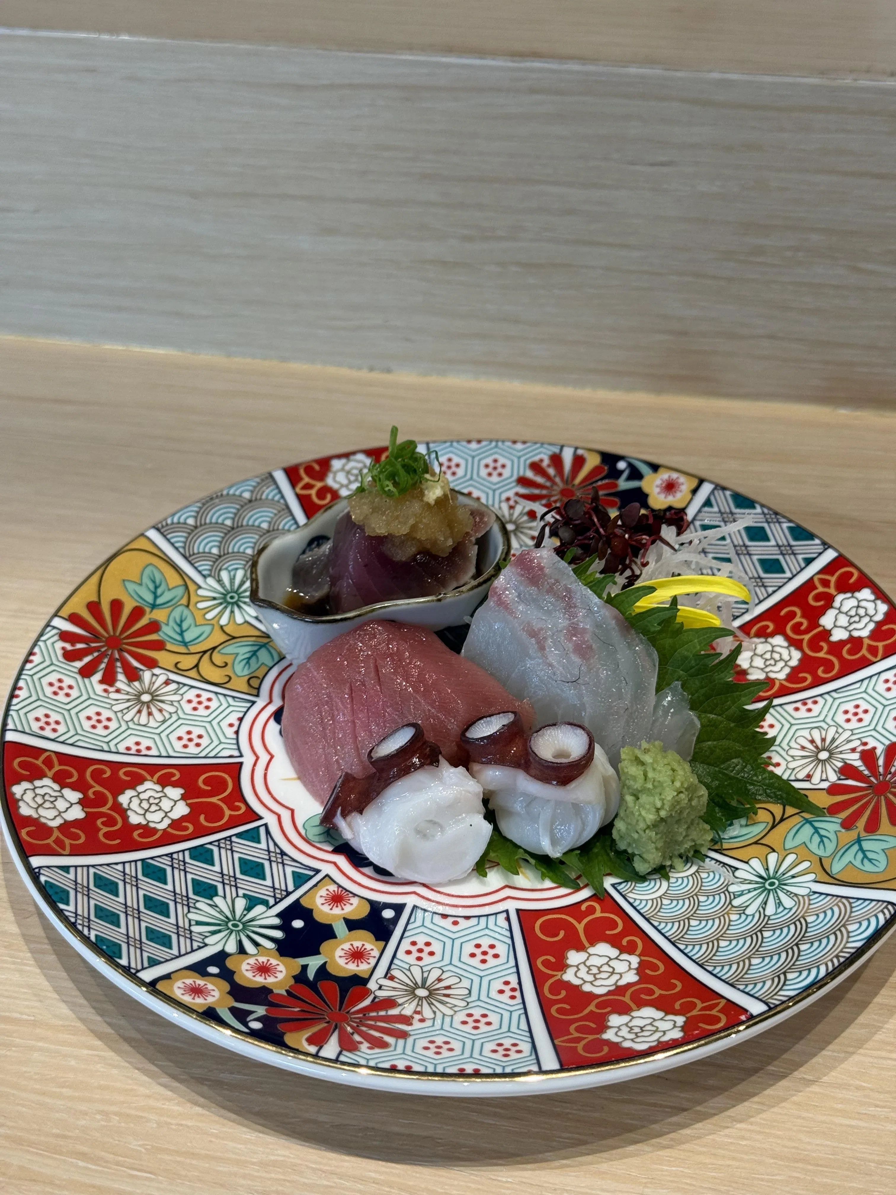 刺身选用四款当季鱼种，包括：中腹金枪鱼油、鲷鱼、鲣鱼，以及章鱼，口感鲜美。（叶晓虹摄）