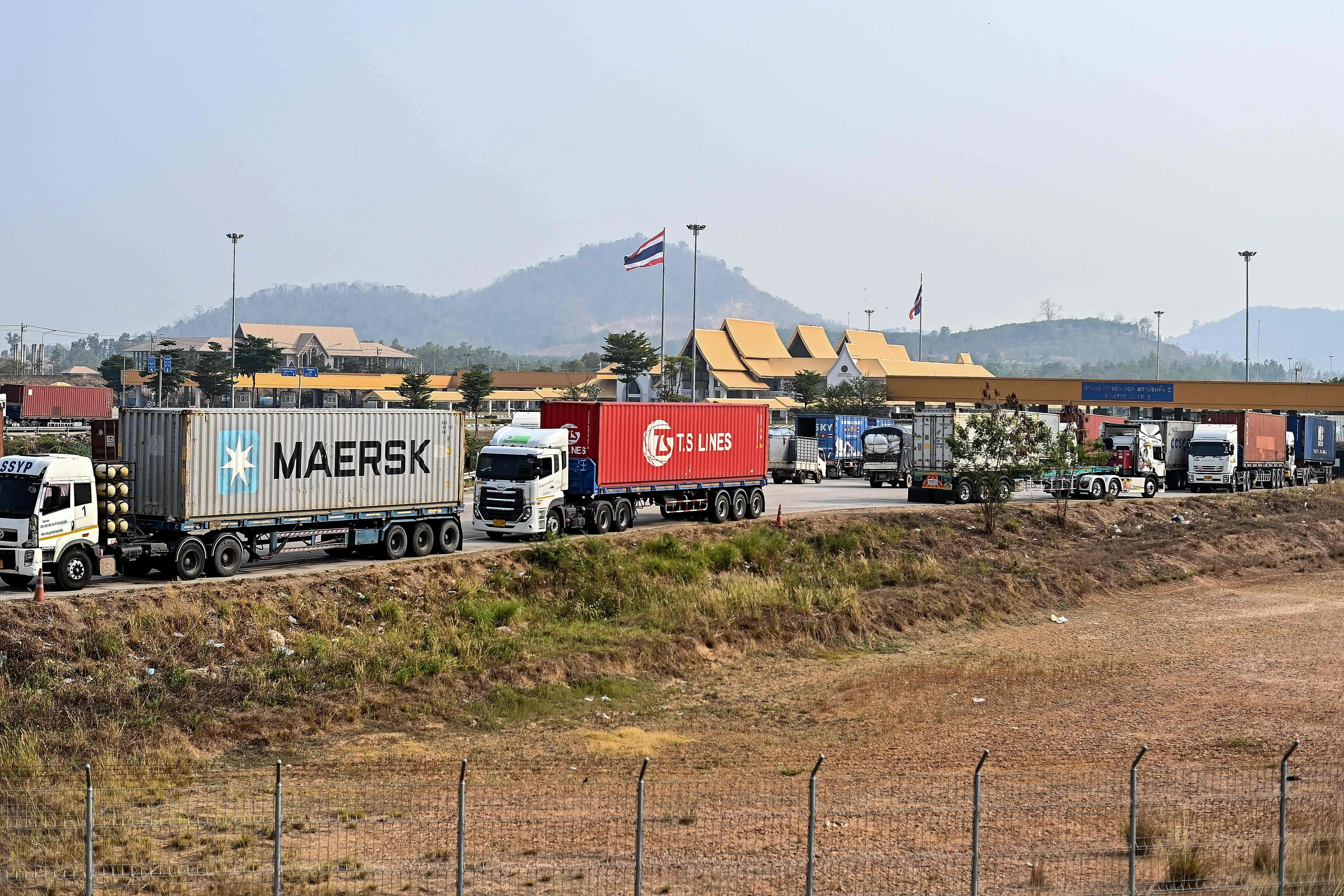 4月12日，缅甸的卡车停在连接妙瓦底和湄索泰缅第二友谊大桥的泰方一侧。缅军从贸易重镇妙瓦底撤离，是对缅军政府经济困境的又一次打击。（法新社）