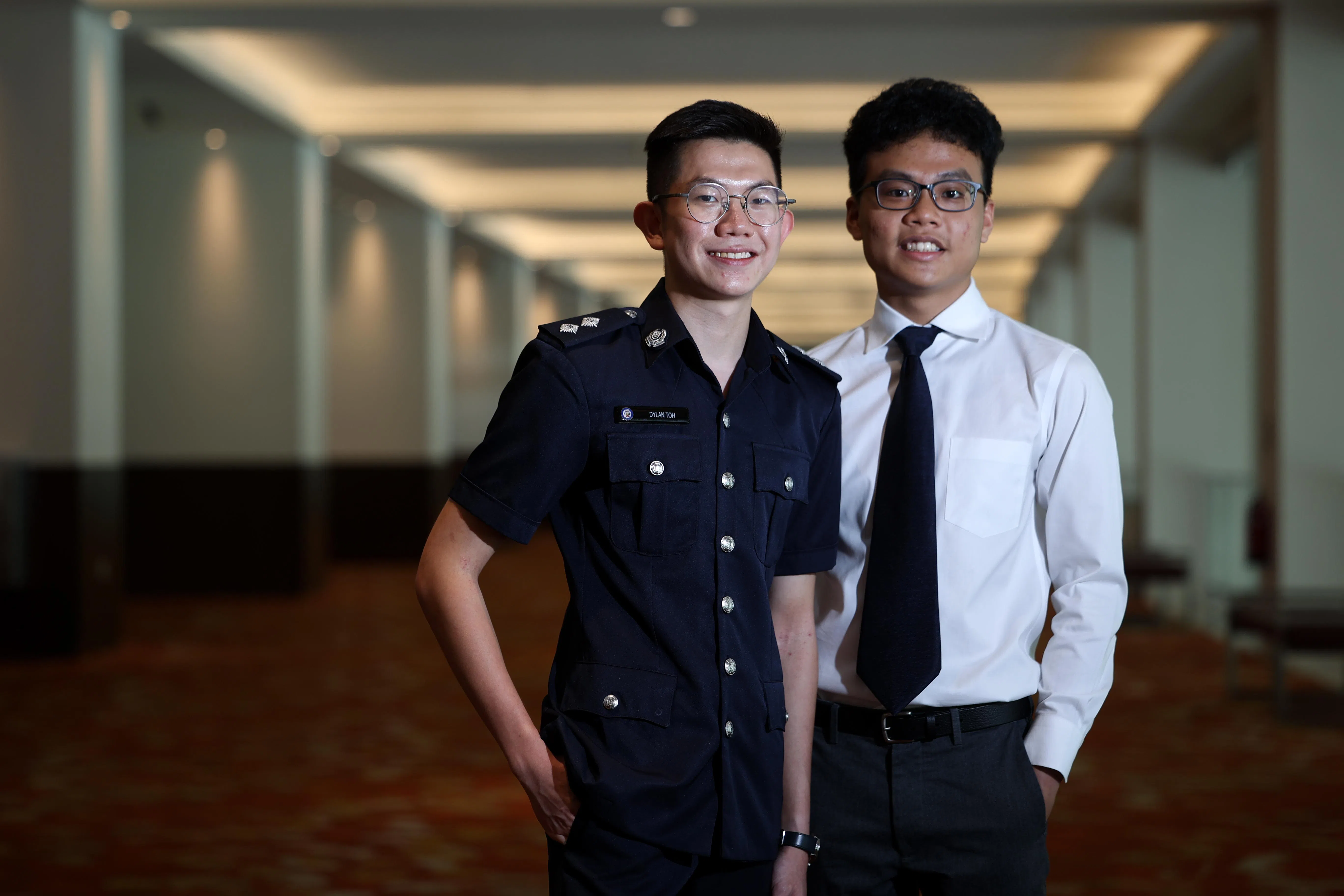 卓恩宇（左）和蔡加恩在新加坡警察部队奖学金与内政团队奖学金颁奖礼上，分别获颁警察部队奖学金和内政科技局奖学金。（关俊威摄）