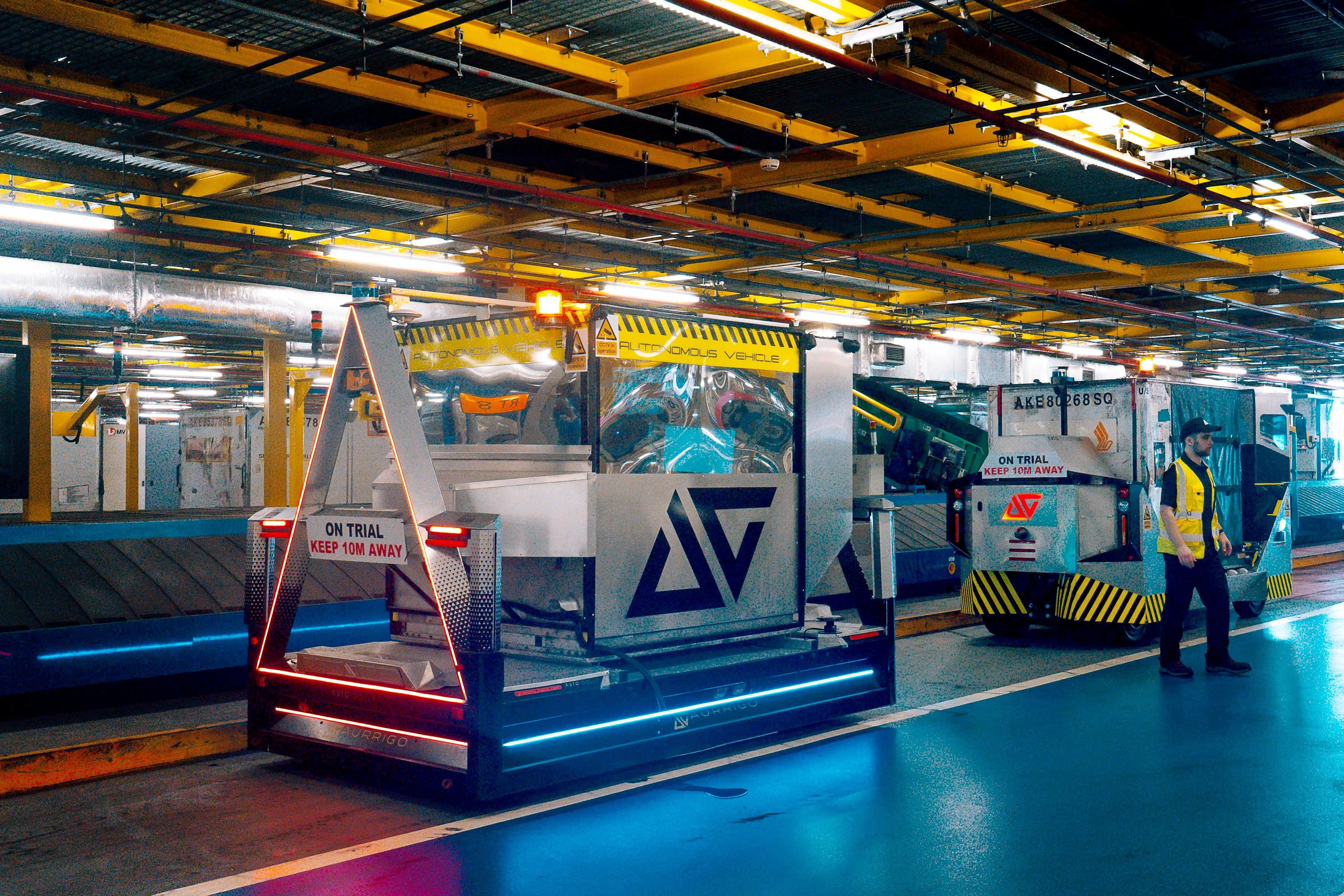 装载行李集装器后，可自行行驶至停机处，并准确将集装器移送至升降装卸机上，有助节省人力与装卸设备。系统设有多重安全机制，能自动避开行人及路面障碍。（樟宜机场集团提供）