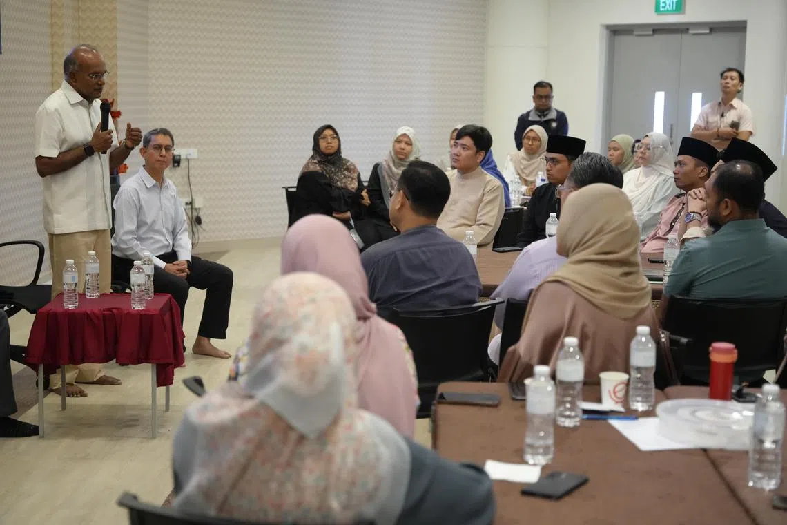 内政部长兼律政部长尚穆根（左一）星期三在马阿洛夫回教堂告诉回教社群，内安局最近向一名自我激进化的15岁少女发出限制令，以及对一名17岁少年发出拘留令。坐在尚穆根身旁的是内政部兼国家发展部政务部长费绍尔副教授。（谢智扬摄）