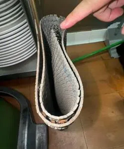 执法人员事后在云海肴的纳福城分店进行检查，发现店面架子后方的灰色塑料垫下有超过10只活蟑螂。（新加坡食品局提供）