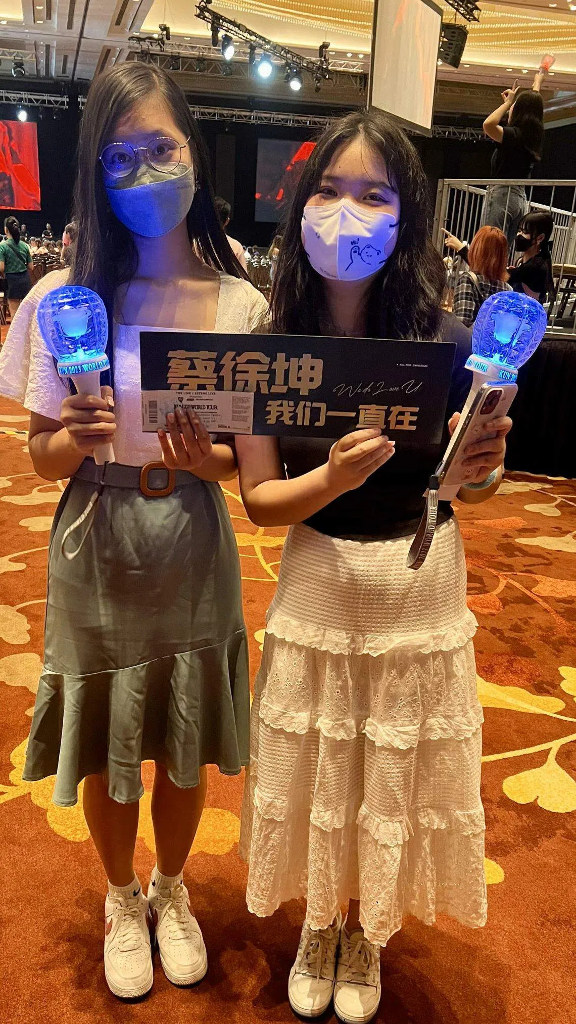 马来西亚歌迷刘洢廷（左）和新加坡粉丝Shirlyn（右）曾担心蔡徐坤的新加坡个唱取消。（王英敏摄）